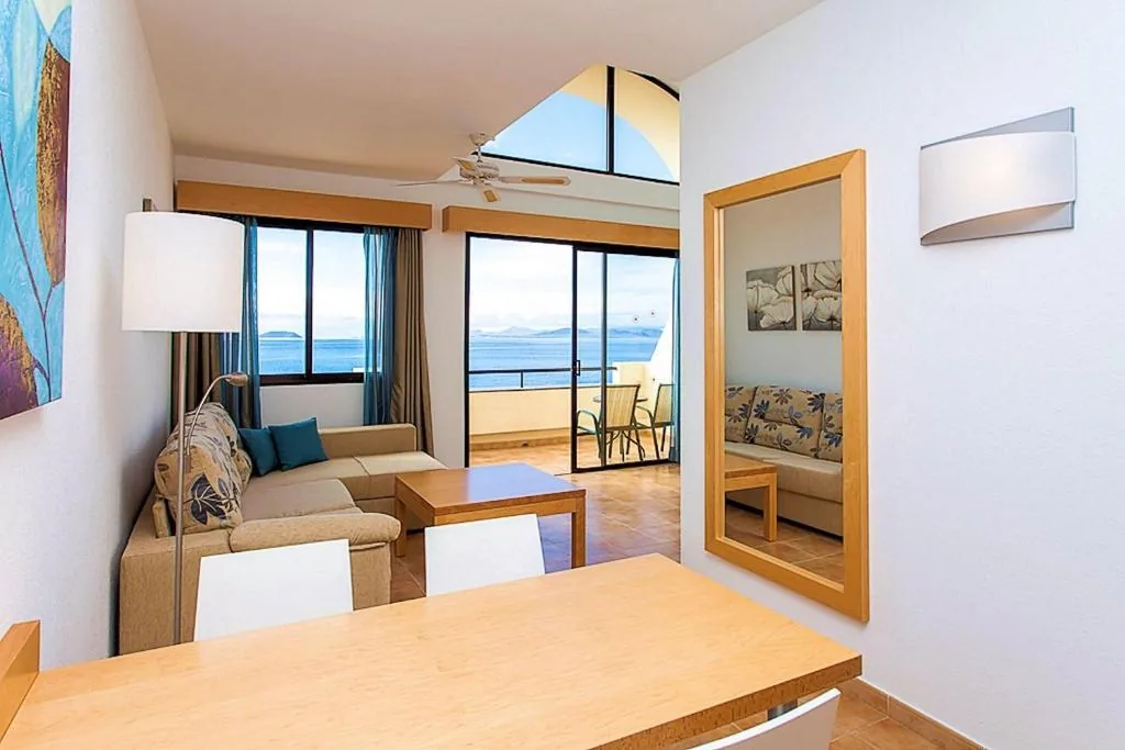 Suite with balcony overlooking the Atlantic